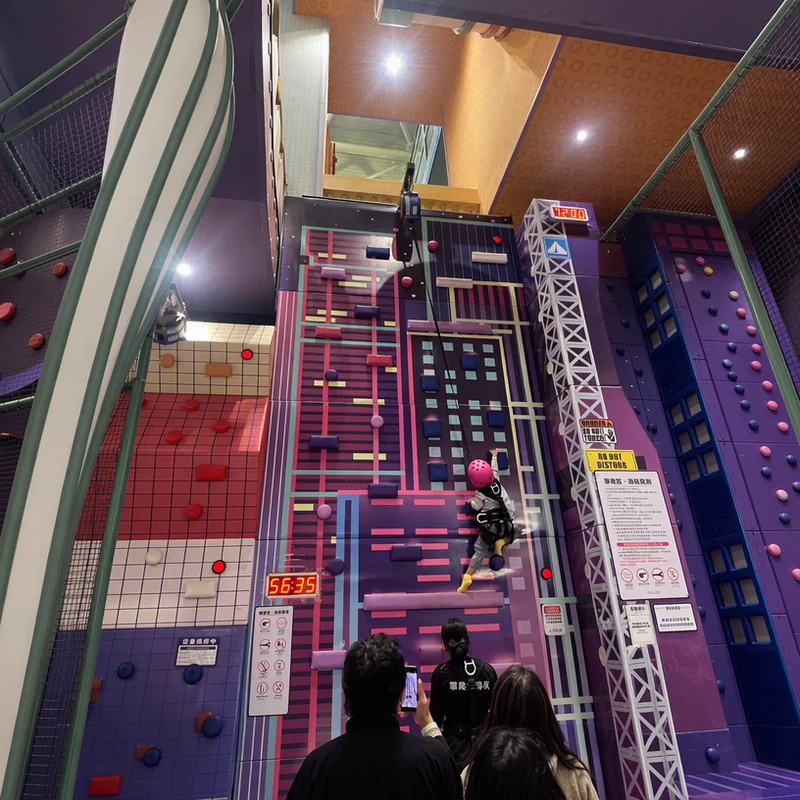 futuristic indoor playground1